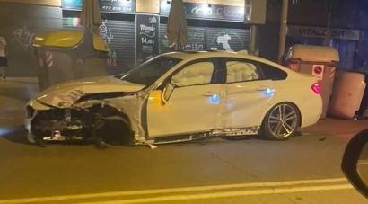Un cotxe d'alta gamma destrossa senyals i mobiliari urbà en un accident a Girona