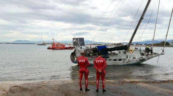 Bombers i Salvament Marítim retiren les barques varades a la platja Nova de Roses