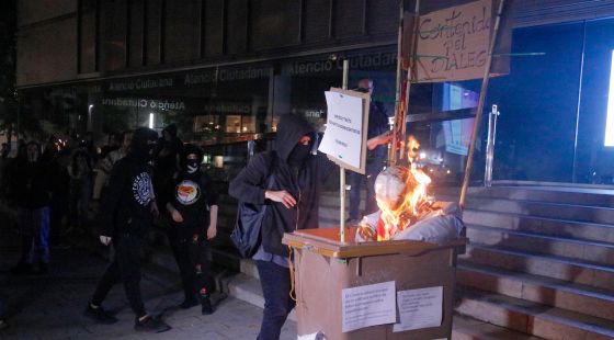 Unes 300 persones cremen un ninot d'Aragonès dins un contenidor a Girona