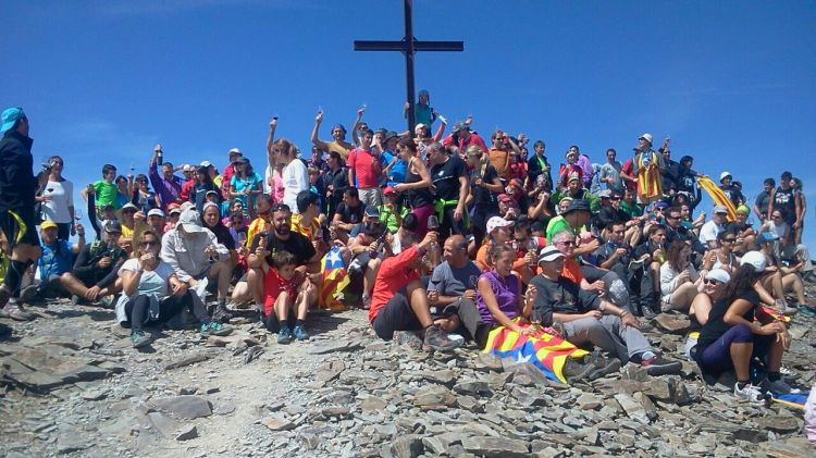 Els 250 participants al cim del Puigmal