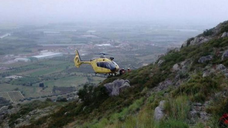 Un helicòpter recull el jove ferit a la zona del Castell del Montgrí © ACN