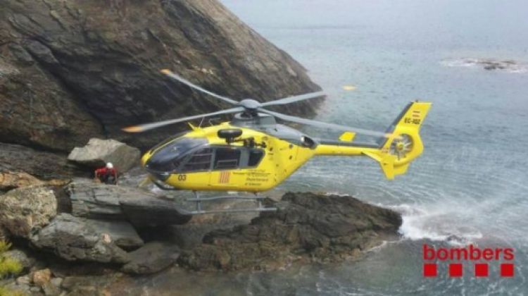 El pescador ha hagut de ser rescatat en un helicòpter dels Bombers de la Generalitat