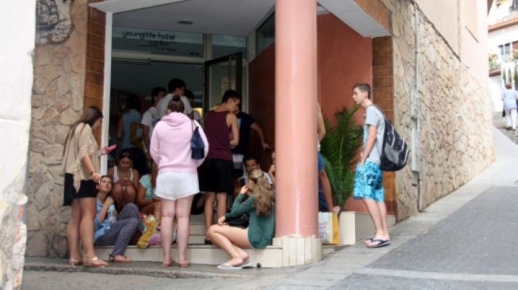 Companys del jove accidentat, aquest migdia a les portes de l'Hotel Caribe de Lloret de Mar © ACN