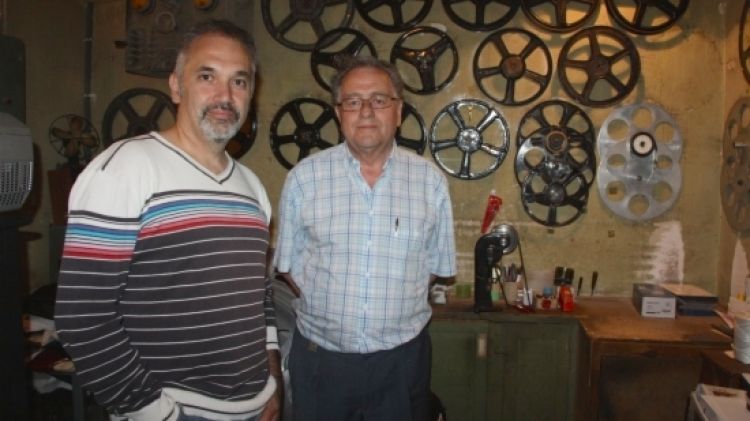 El president d'Amics del Cinema de la Vall de Ribes, Joaquim Roquer (esquerra), i el propietari del cinema, Eugeni Casals