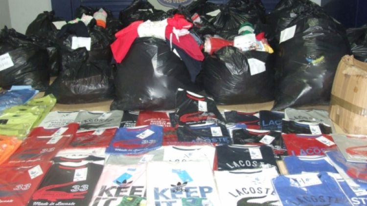 El comís dels Mossos d'Esquadra de 1.600 peces de roba falsificada en un operatiu a Roses © ACN