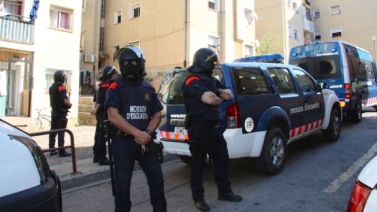 En aquests operatius, la policia dóna suport als tècnics d'Endesa (arxiu) © ACN