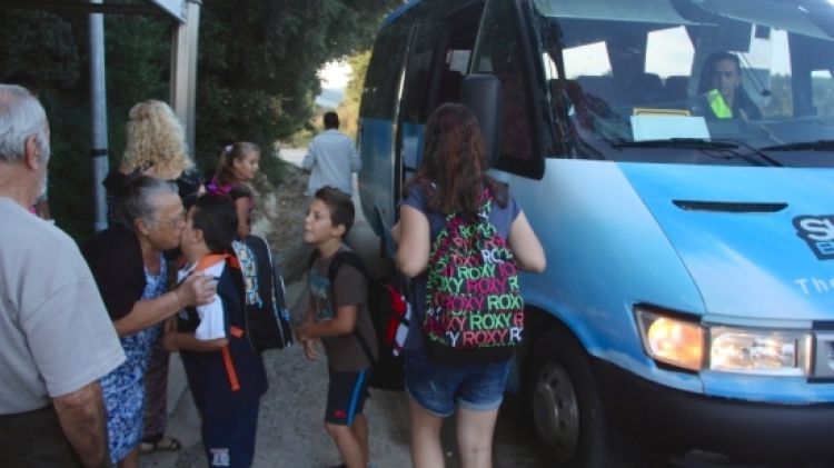 Alumnes de Santa Llogaia pujant a l'autocar que els ha portat a la nova escola, a Vilafant © ACN