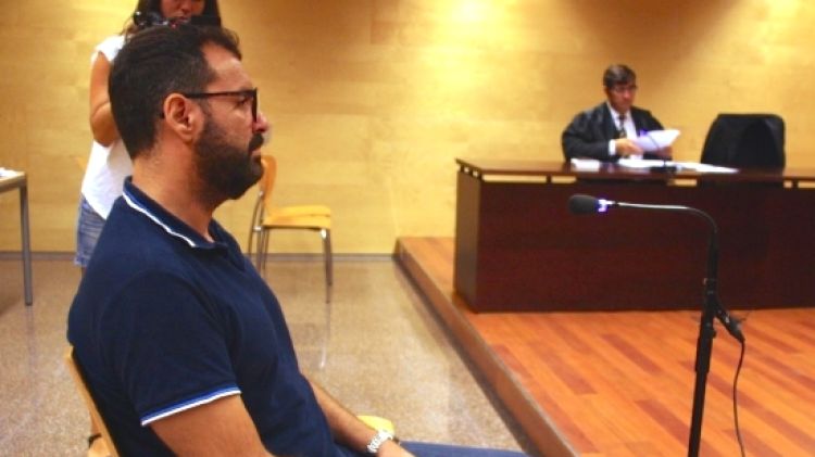 L'acusat, al banc dels acusats de la secció tercera de l'Audiència de Girona © ACN