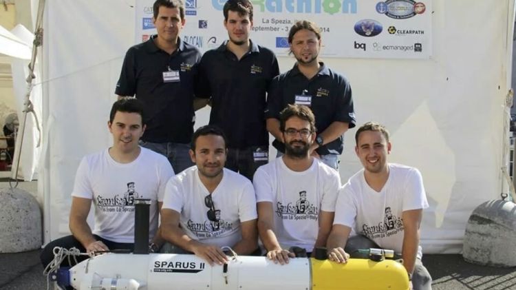 L'equip de la Universitat de Girona que ha guanyat la competició, amb l'SPARUS II AUV