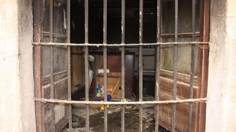 L'interior del pis afectat pel foc, bastant abandonat © ACN