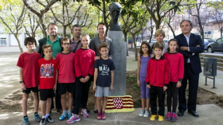 Representants de l'Ajuntament de Girona amb els alumnes de l'escola Migdia a l'acte de commemoració