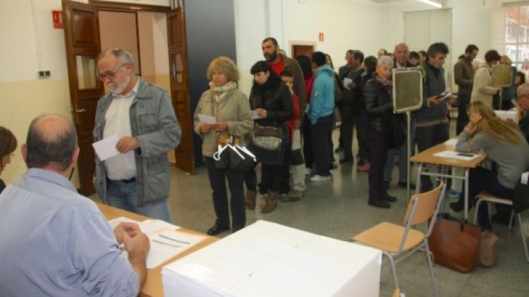 Cues per votar al procés participatiu en una de les meses de l'IES de l'Ebre de Tortosa © ACN