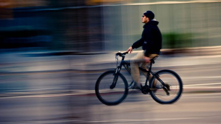 Un ciclista circulant a tota velocitat © Ernest Figueras/Flickr. Ernest Figueras