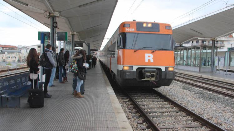 Usuaris esperant l'arribada d'un tren a l'estació de Girona (arxiu) © ACN