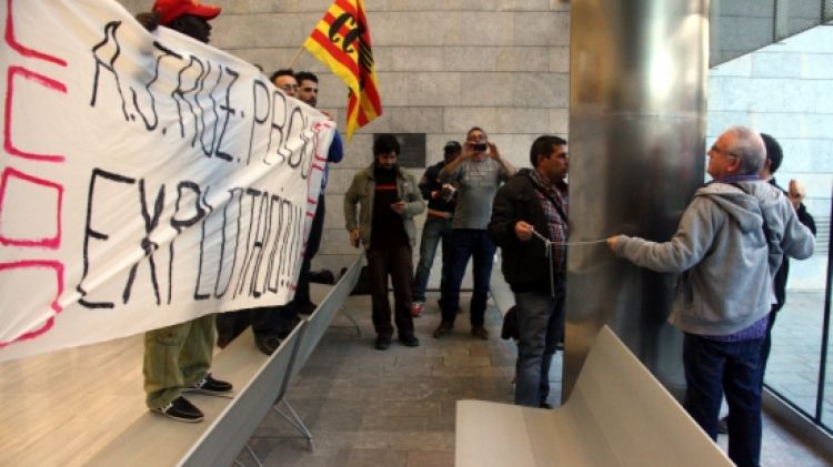 Els treballadors encadenats a la seu de la Generalitat a Girona (arxiu) © ACN