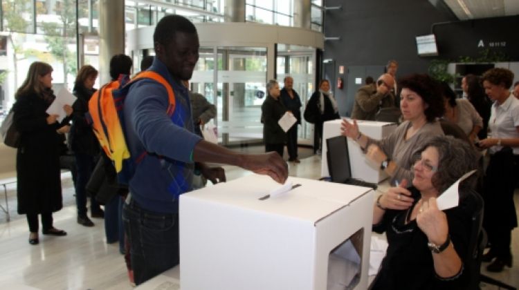 L'Ousmane Diallo, de 28 anys, votant a la Delegació del Govern (arxiu) © ACN