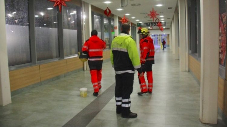 Membres del cos de la Policia Local de Girona i dels Bombers treballant a la zona © ACN
