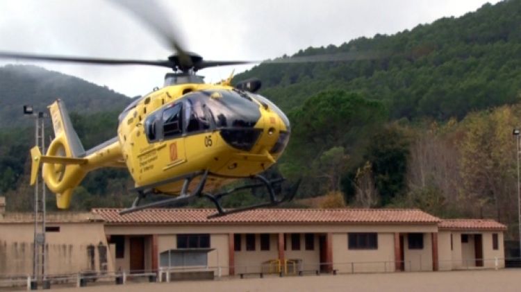 L'helicòpter ha traslladat el cos de la noia al camp de futbol de Montagut © ACN