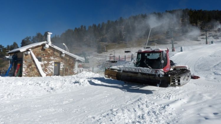 Els canons de neu no han parat de treballar durant aquest dissabte © ACN
