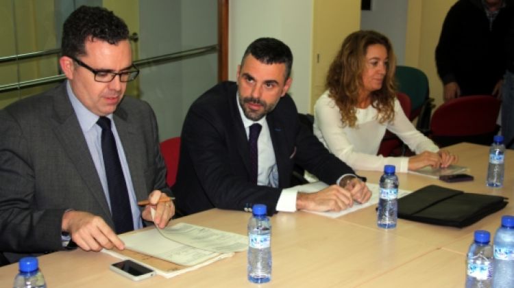 Santi Vila i del director de l'Agència Catalana de Residus, Josep Maria Tost, durant la reunió © ACN