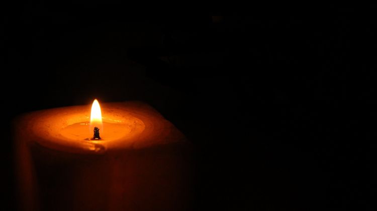 Una espelma cremant solitària © Ferran Parra/Flickr