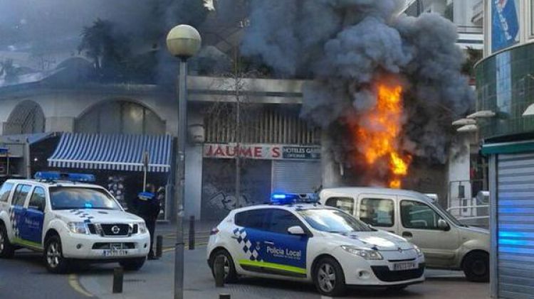 Les flames sortint de l'interior de la botiga © Ràdio Nova Lloret