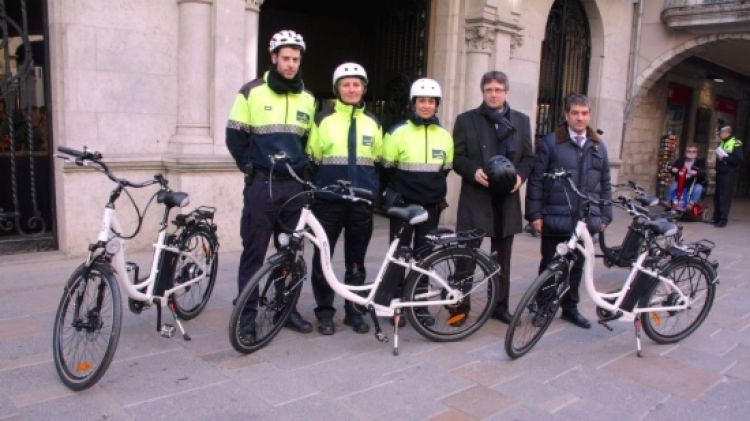 Agents del cos amb l'alcalde, Carles Puigdemont, i el regidor de Mobilitat, Joan Alcalà © ACN