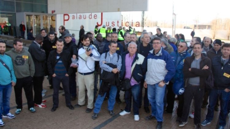 Treballadors d'A.J. Ruz i representants del sindicat CCOO aquest matí davant el Palau de Justícia de Girona © ACN