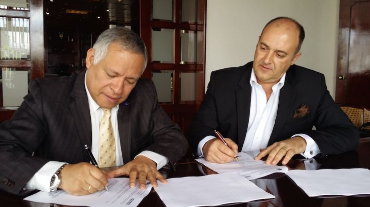 Xavier Miró (dreta) signant l'acord amb el director de Federació Colombiana de Municipis