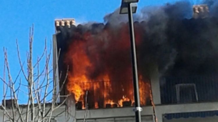 L'apartament incendiant-se © ACN