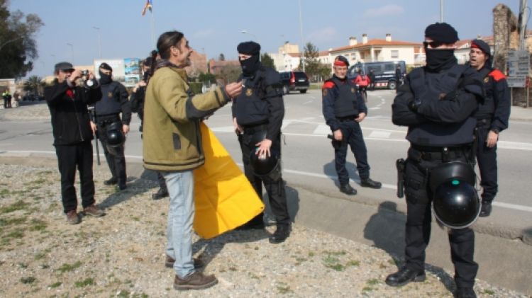 Un dels activistes parlant amb els Mossos d'Esquadra i criticant la seva actuació © ACN