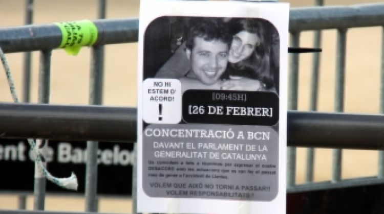 Els familiars i amics de les víctimes han penjat cartells davant del Parlament © ACN