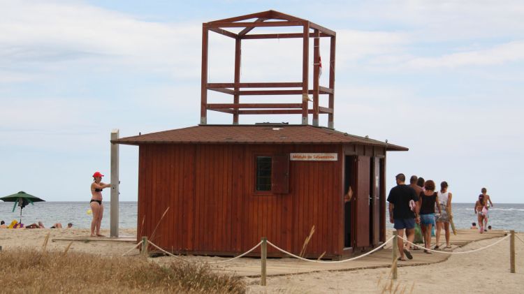 Els fets van passar just al costat del mòdul de la Creu Roja situat a la platja de la Rubina © ACN