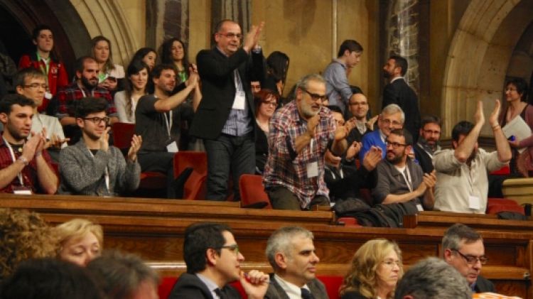 Regidors de Sant Julià de Ramis i membres del col·lectiu pro Medinyà independent avui al Parlament © ACN