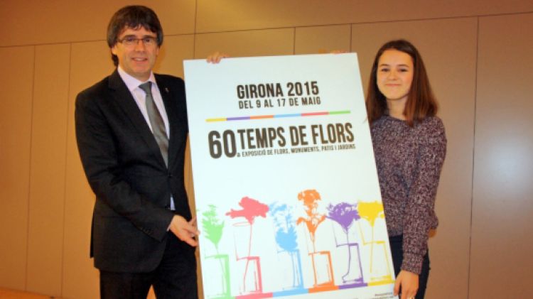 L'alcalde de Girona, Carles Puigdemont, amb l'estudiant guanyadora, Daniela Monsó © ACN