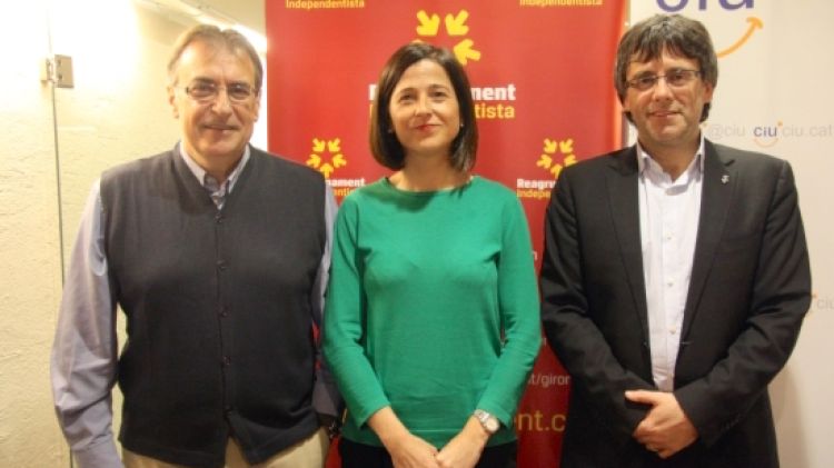 Carles Bonaventura, Rosa Cruz i Carles Puigdemont després de formalitzar l'acord © ACN