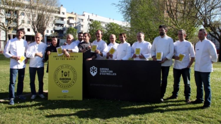 Els cuiners dels tretze restaurants gironins amb estrella Michelin, units per presentar el projecte © ACN