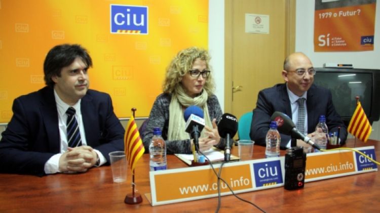 Pere Vila i Joan Cañada amb la candidata i actual alcaldessa de la Bisbal, Núria Anglada © ACN