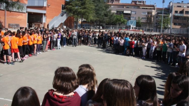 Els alumnes de l'IES Santiago Sobrequés de Girona han guardat uns minuts de silenci © ACN