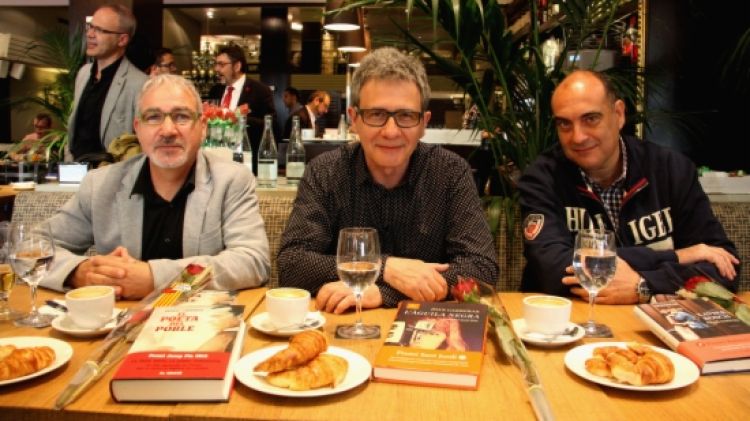 Joan Carreras (Premi Sant Jordi), Andreu Carranza (Premi Josep Pla) i Xavier Bosch (Premi Ramon Llull) a la Farga © ACN