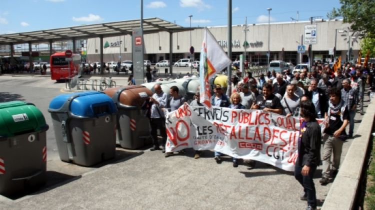 Els treballadors de 'Girona + Neta' s'han manifestat aquest migdia pel centre de Girona © ACN