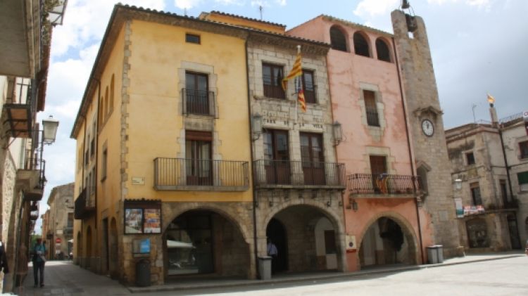 A Torroella de Montgrí no hi ha la bandera espanyola però s'ha decidit mantenir l'estelada a la façana © ACN