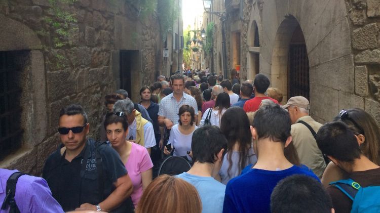 Rius de gent passejant per Girona © M. Estarriola