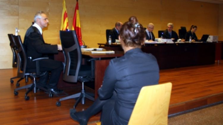 L'acusada, aquest matí davant del tribunal de la Secció Quarta de l'Audiència de Girona © ACN