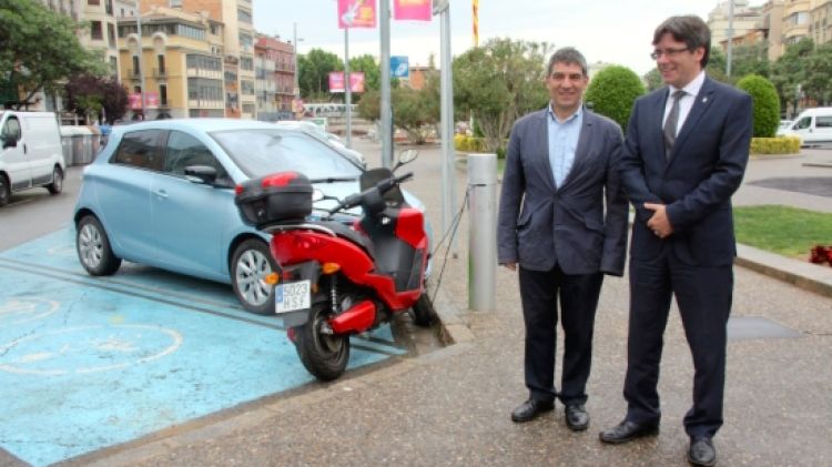 L'actual regidor de Mobilitat, Joan Alcalà, i l'alcalde i candidat a la reelecció, Carles Puigdemont © ACN