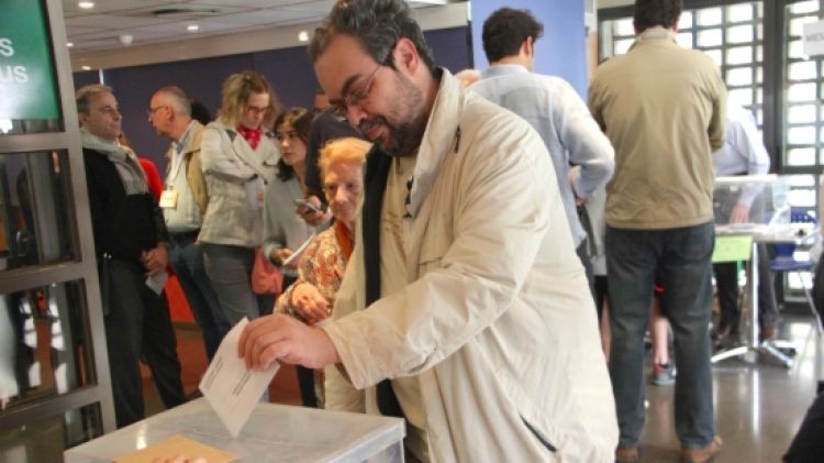 Un veí de Barcelona votant a les eleccions municipals © ACN