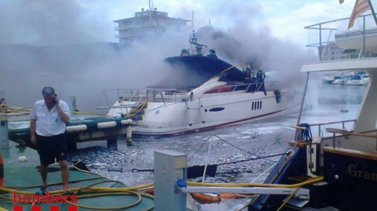 L'incendi ha cremat totalment l'embarcació © Bombers