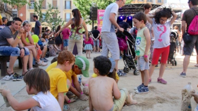 Nens aprofitant la calor per fer sorra fina a Girona, enmig del Festivalot © ACN