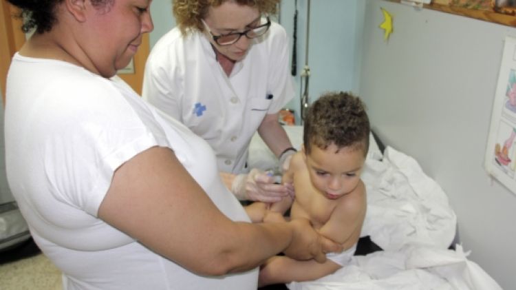 Un nen essent vacunat (arxiu) © ACN