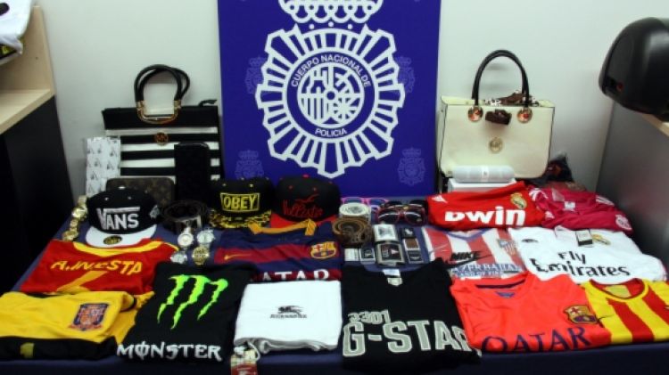 Vista general d'alguns dels productes confiscats per la policia espanyola © ACN